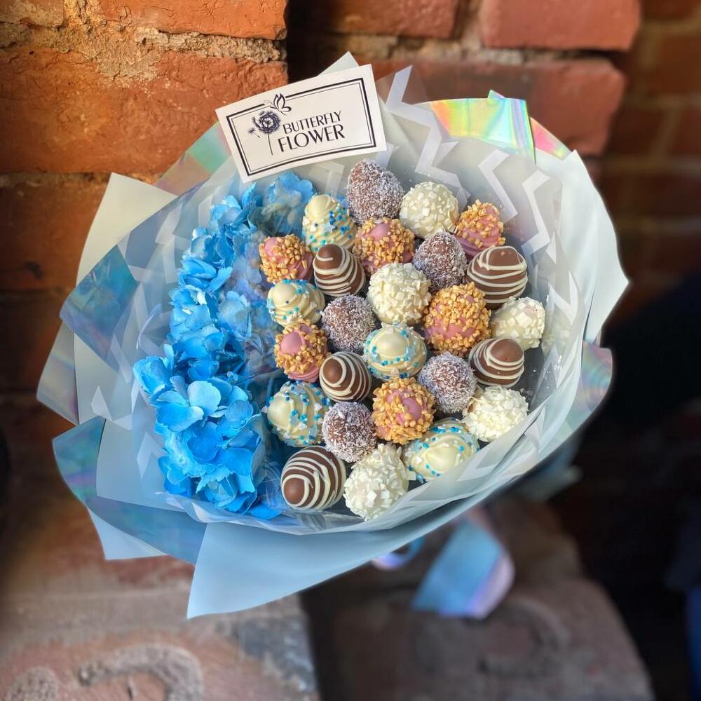 Съедобный фруктовый букет из клубники в шоколаде и гортензии в стильной упаковке "Клубничные бабочки Blue" Съедобный фруктовый букет из клубники в шоколаде и гортензии в стильной упаковке "Клубничные бабочки Blue"